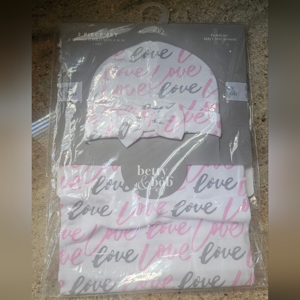 Betty & Bob Love Print Baby Set
